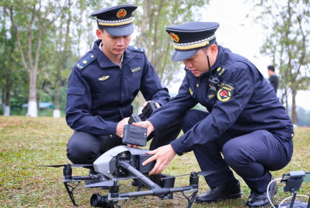 海口市城管利用無(wú)人機(jī)喊話勸離垂釣市民(圖3)